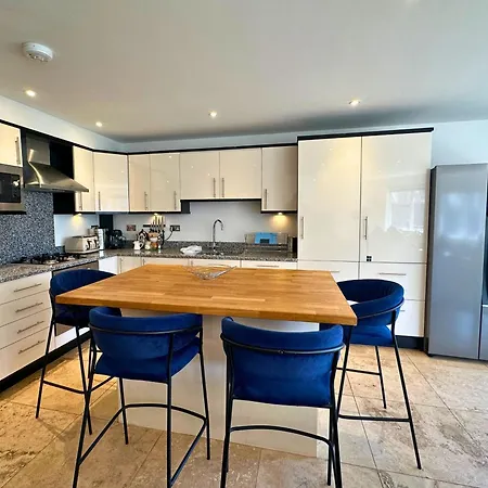 Luxurious 4 Bedroom New England Style - Trewhiddle 30